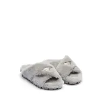 prada chaussons en peau lainée à logo triangle - gris