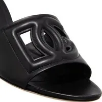 dolce&gabbana slippers & mules, calfskin sliders with dg logo en noir - pour dames