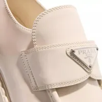 prada moccassin & ballerine, triangle logo leather loafers en crème - pour dames