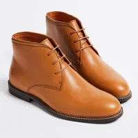 klom - chukka boots clément en cuir grainé cognacs